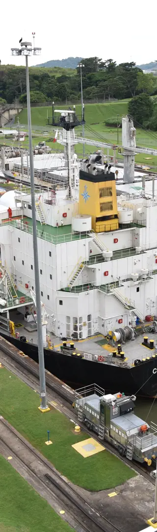 Grosse Schiffe im weltberühmten Kanal